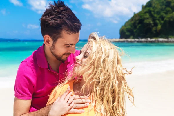 Newlyweds having fun on a tropical beach. Honeymoon — Stock Photo, Image