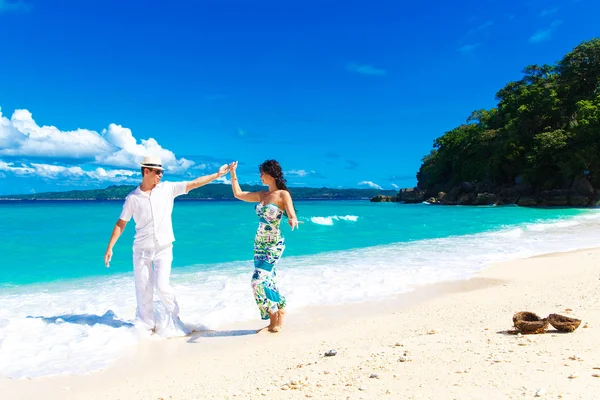 Jovem casal amoroso se divertindo na praia tropical — Fotografia de Stock