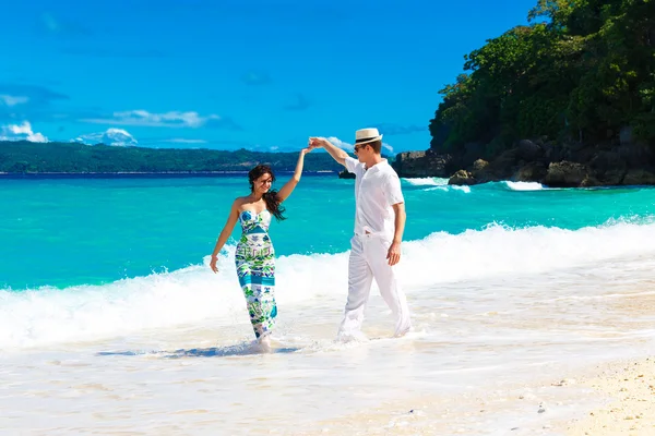 Young loving couple having fun in the tropical beach — Stock Photo, Image