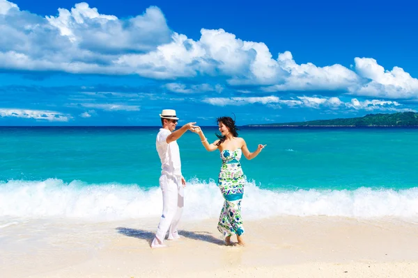 Joven pareja amorosa divertirse en la playa tropical — Foto de Stock