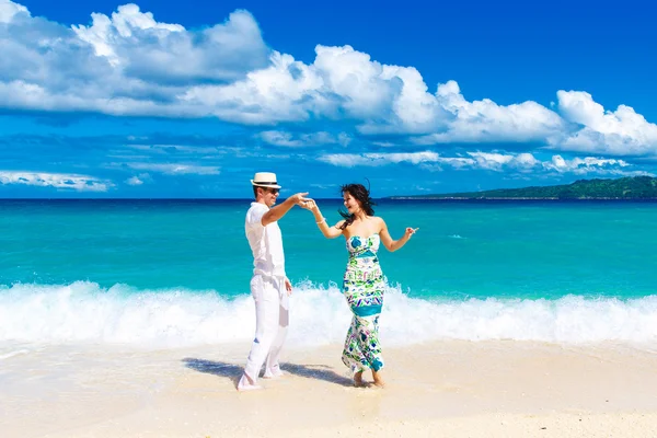 Jovem casal amoroso se divertindo na praia tropical — Fotografia de Stock