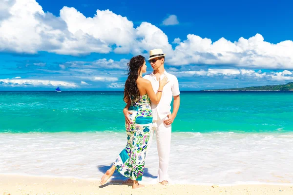 Unga älskande par ha kul i den tropiska stranden — Stockfoto