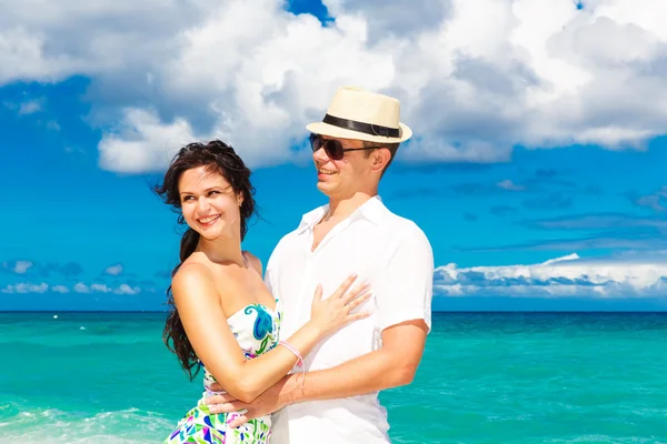 Jovem casal amoroso se divertindo na praia tropical — Fotografia de Stock