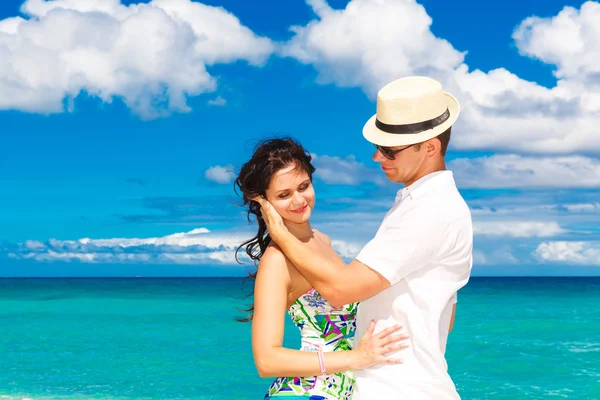 Jeune couple aimant s'amuser sur la plage tropicale — Photo