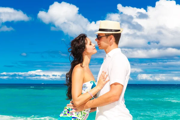 Jovem casal amoroso se divertindo na praia tropical — Fotografia de Stock