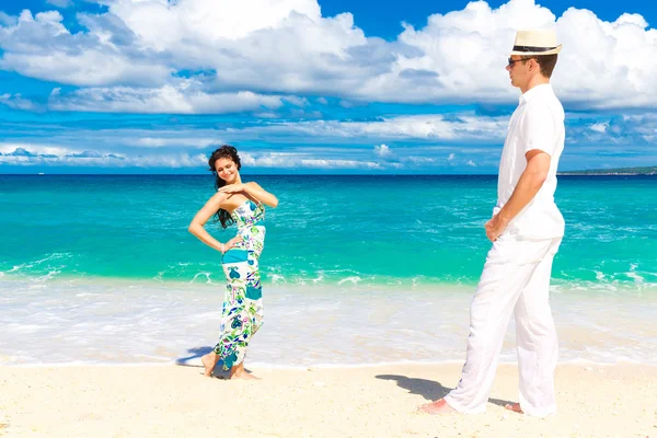 Young loving couple having fun in the tropical beach — Stock Photo, Image