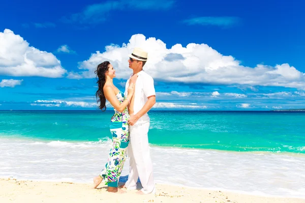 Giovane coppia amorevole divertirsi nella spiaggia tropicale — Foto Stock