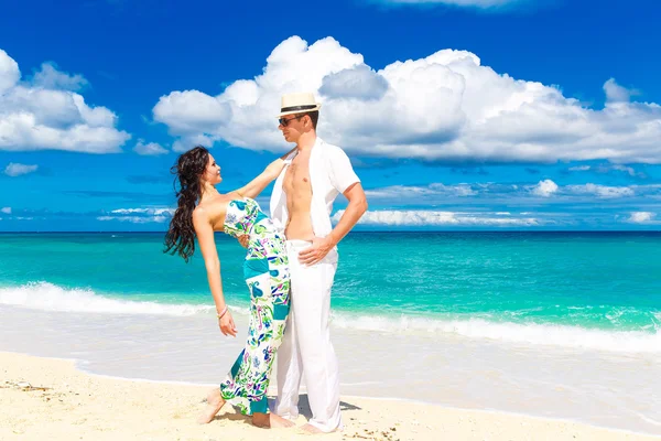 Молодая любящая пара веселится на тропическом пляже — стоковое фото