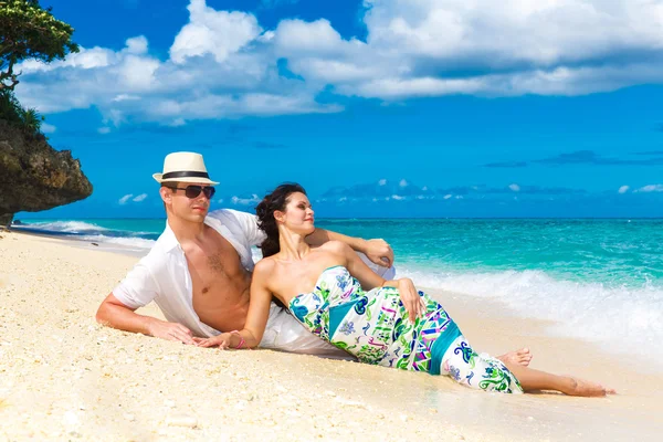 年轻恩爱的夫妻在热带海滩玩乐 — 图库照片