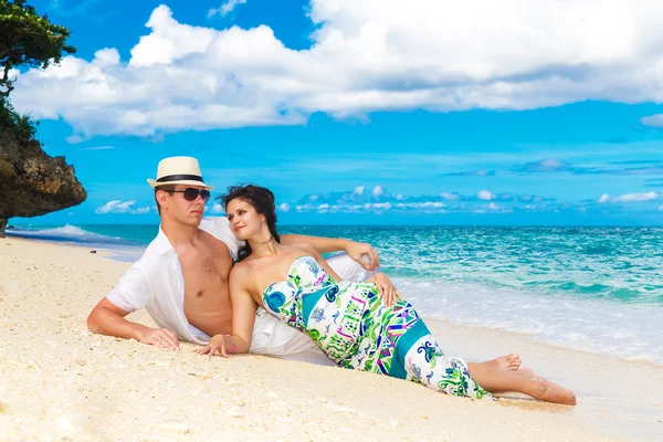 Jovem casal amoroso se divertindo na praia tropical — Fotografia de Stock