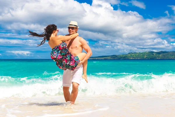 Jovem casal amoroso se divertindo na praia tropical — Fotografia de Stock