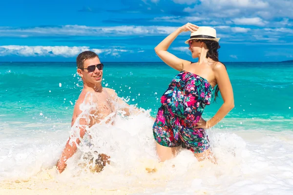 Młoda para kochających zabawę w tropikalnej plaży — Zdjęcie stockowe