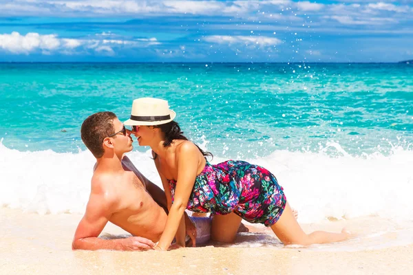Młoda para kochających zabawę w tropikalnej plaży — Zdjęcie stockowe