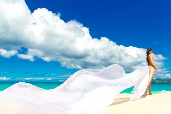 Vackra fästmö med stor lång vit tåg, stå på stranden havet — Stockfoto