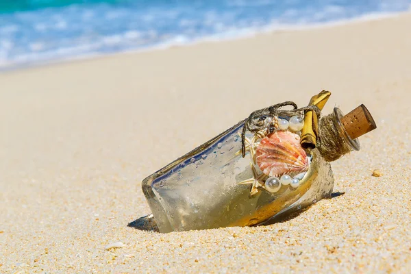 Una bottiglia con un messaggio, che ha fatto il mare sulla sabbia di un tro — Foto Stock