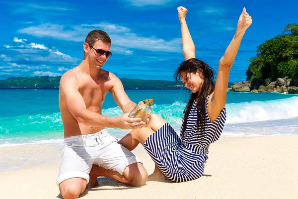 Happy young couple having fun on the shore of a tropical island. — Stock Photo, Image