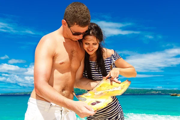 Счастливая молодая пара веселится на берегу тропического острова . — стоковое фото