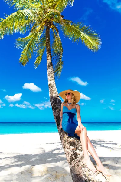 Beautiful young woman with long blond hair  relaxes under the pa — Stock Photo, Image