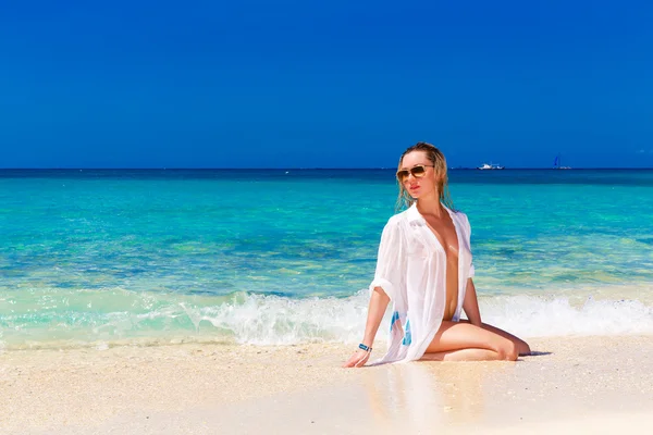 Joven hermosa chica en camisa blanca húmeda en la playa. Trop azul —  Fotos de Stock