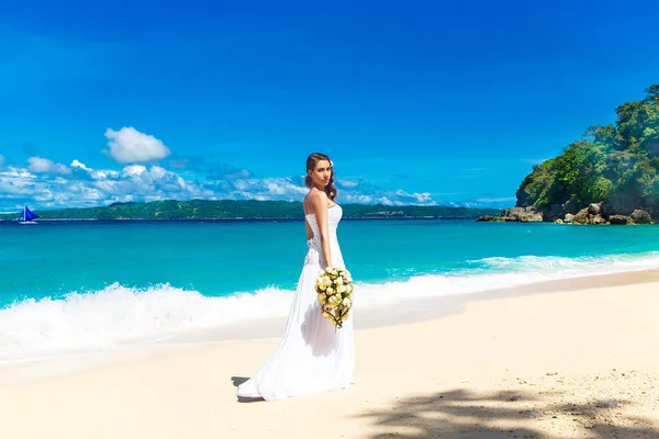 Beautiful brunette bride in white wedding dress with big long wh — Stock Photo, Image