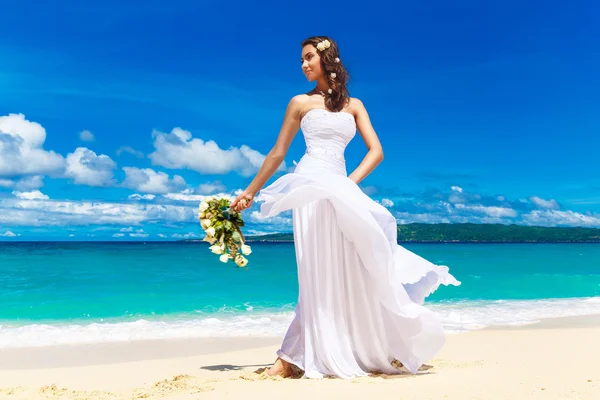 Beautiful brunette bride in white wedding dress with big long wh — Stock Photo, Image