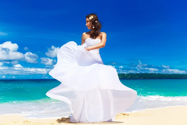 Beautiful brunette bride in white wedding dress with big long wh — Stock Photo, Image