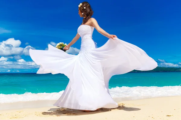 Beautiful brunette bride in white wedding dress with big long wh — Stock Photo, Image