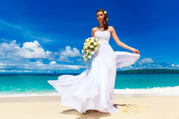 Bella sposa bruna in abito da sposa bianco con grande lungo wh — Foto Stock