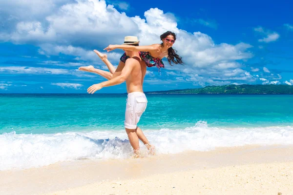 Young loving couple having fun in the tropical beach — Stock Photo, Image