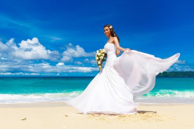 Güzel esmer gelin beyaz düğün elbise büyük uzun wh ile