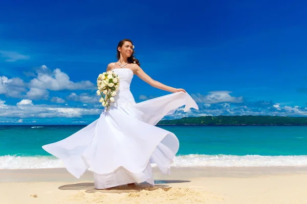 Beautiful brunette bride in white wedding dress with big long wh — Stock Photo, Image