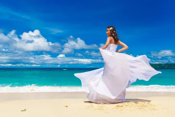 Beautiful brunette bride in white wedding dress with big long wh — Stock Photo, Image