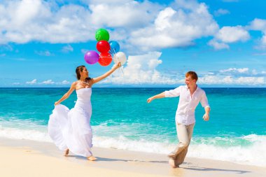 mutlu gelin ve damat bir tropik sahilde eğleniyor