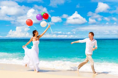 mutlu gelin ve damat bir tropik sahilde eğleniyor