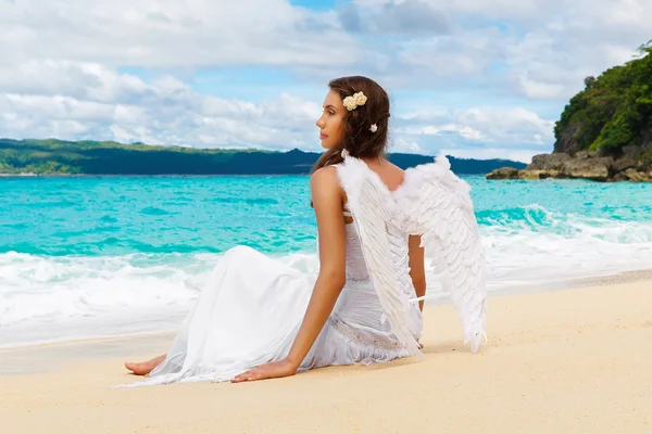 Bela noiva jovem com asas de anjo na costa do mar. Tropica — Fotografia de Stock