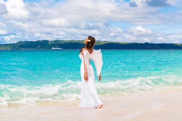 Bela noiva jovem com asas de anjo na costa do mar. Tropica — Fotografia de Stock