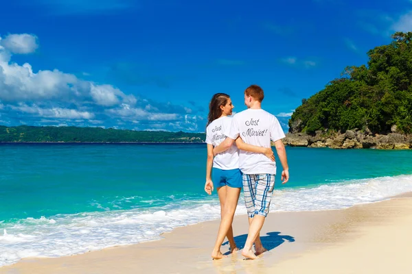 Sadece evli genç mutlu sevgi dolu çift üzerinde tropica eğleniyor — Stok fotoğraf