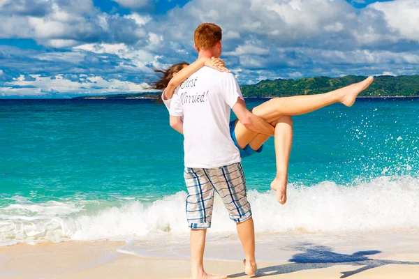 Jen mladý šťastné milující manželé baví na tropica — Stock fotografie