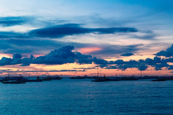 海の上の美しい日没。夏の休暇の概念. — ストック写真