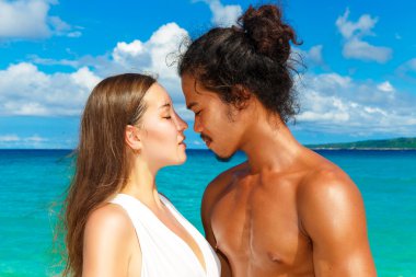 Sadece evli genç mutlu sevgi dolu çift üzerinde tropica eğleniyor