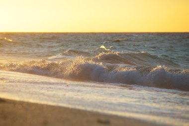 Tropikal deniz günbatımı üzerinde plaj dalgalar