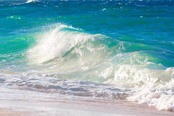 Ondas na praia de um mar tropical — Fotografia de Stock