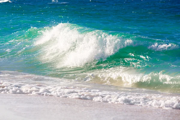 Olas en la playa de un mar tropical —  Fotos de Stock