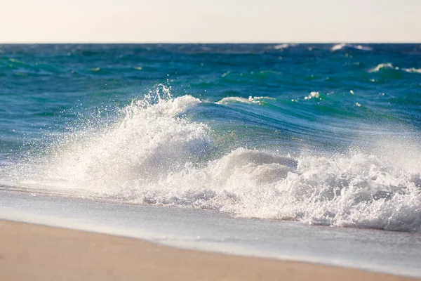 Vlny na pláži tropického moře — Stock fotografie
