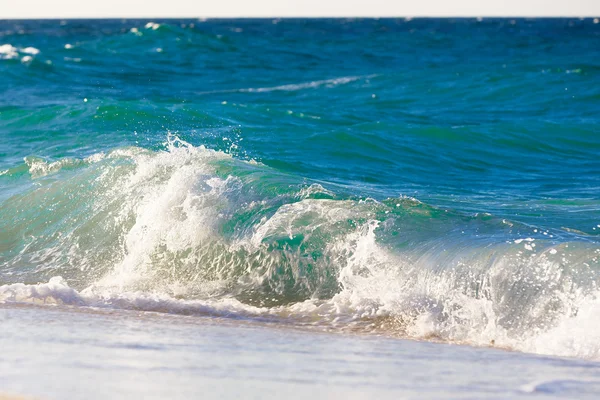 Olas en la playa de un mar tropical —  Fotos de Stock