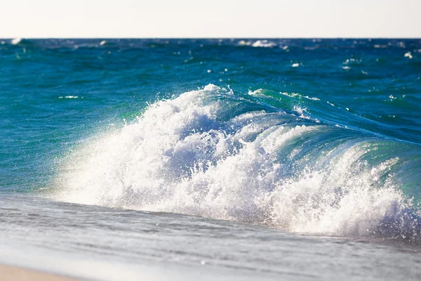 Vlny na pláži tropického moře — Stock fotografie