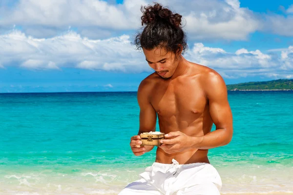 Felice bell'uomo di aspetto asiatico sulla spiaggia tropicale su — Foto Stock