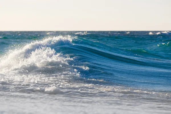 Ondas na praia de um mar tropical — Fotografia de Stock