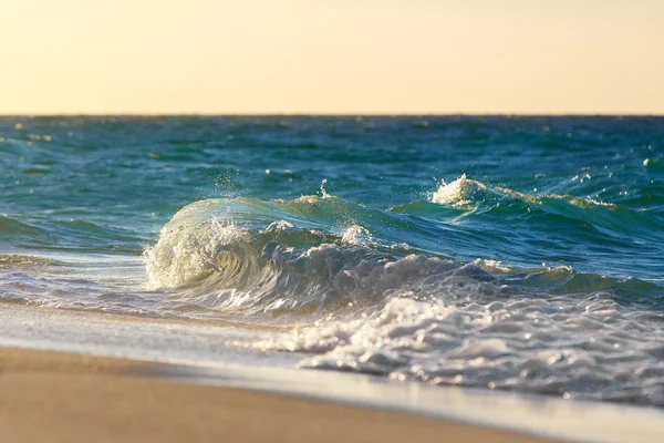 Vlny na pláži tropického moře na západ slunce — Stock fotografie