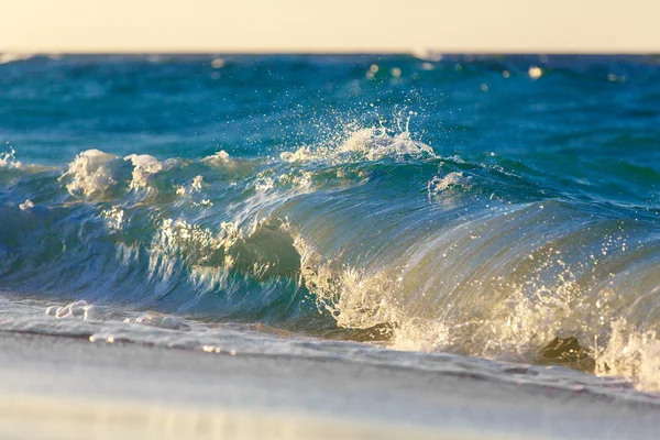 Vlny na pláži tropického moře na západ slunce — Stock fotografie
